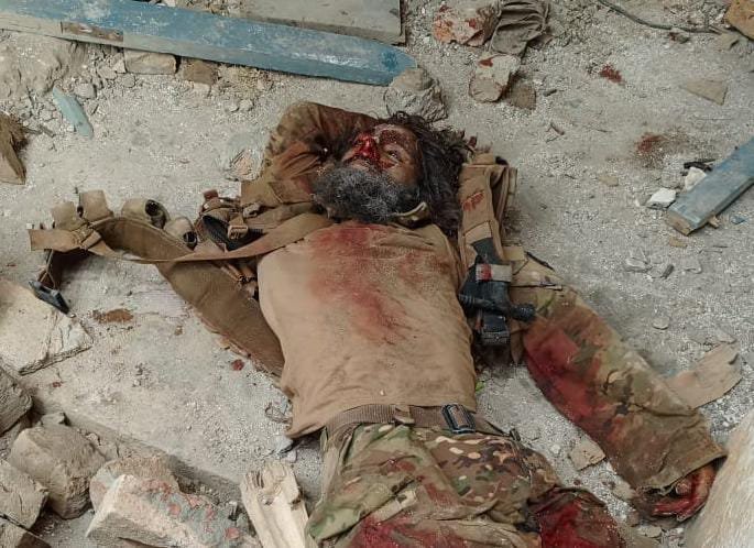 Warfrontops's tweet photo. ▪️وارفرنٹ:

ٹانک ضلع کے مانجھی خیل (Manji Khel) جوائنٹ چیک پوسٹ پر کل رات (23 جول��ئی 2026) خــوارج دہشتـــگردوں نے دھماکہ خیز مواد سے بھری گاڑی سے خودکش حملہ کیا۔ ابتدائی اور متعدد رپورٹس کے مطاب�� اس حملے میں تقریبا 9 فوجی جوان شہید ہوئے۔

 اس واقعے میں مجموعی طور پر تقریبا 12 سیکیورٹی اہلکار اور ایک سویلین شہید ہوئے۔ ان میں پاک فوج کے 9 جوان، پولیس کے 2 کانسٹیبل اور جنگلات کے محکمے کا ایک ملازم شامل ہیں۔ انا للہ و انا الیہ راجعون 

 ⚡حملے کے بعد فائرنگ کے تبادلے کے بعد 4 فــتنہ الخــوارج کے دہشتــگردوں کو جہــنم واصــل کر دیا گیا۔ ان خارجیوں کی شناخت ان ناموں سے ہوئی (دہشتگرد احمد، دیشتگرد صلاح الدین ایوبی، دیشتگرد ضرار، دہشتگرد مجاہد متوکل)۔

چیک پوسٹ کو شدید نقصان پہنچا اور علاقے میں سیکشن 144 نافذ کر دیا گیا۔