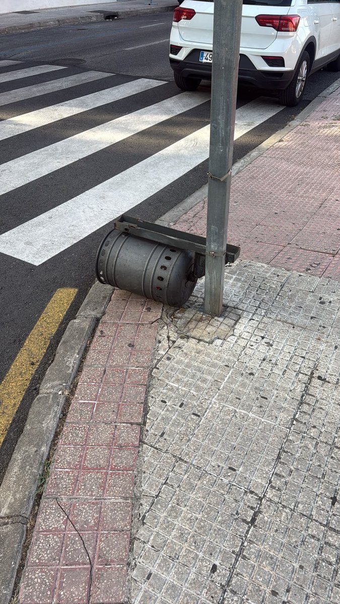 PedroMorenoGmz's tweet photo. 📸 Esta papelera lleva más de un mes tirada en el suelo en la Avenida de las Retamas, junto a la farmacia.

Pensándolo bien, es la mejor metáfora del Gobierno de socialistas y comunistas de #Alcorcón: roto, por los suelos, abandonado y sin que nadie haga nada para arreglarlo.

Los meses pasan, los problemas siguen y las soluciones nunca llegan.

La papelera se puede levantar en cinco minutos. Lo difícil será levantar Alcorcón después de un modelo de gobierno agotado que lo está dejando caer a pedazos.