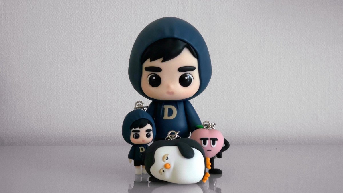 DODBBONG's tweet photo. 도경수 피규어 받았는데 생각보다개커🫪
머리손발 다 움직이고 마감퀄리티좋음
사이즈 체감안되는 팬들 있을것같아서
베찌.쓰리.핑귀니랑 크기 비교사진 올려뇸 https://t.co/LSOYLYfdaJ