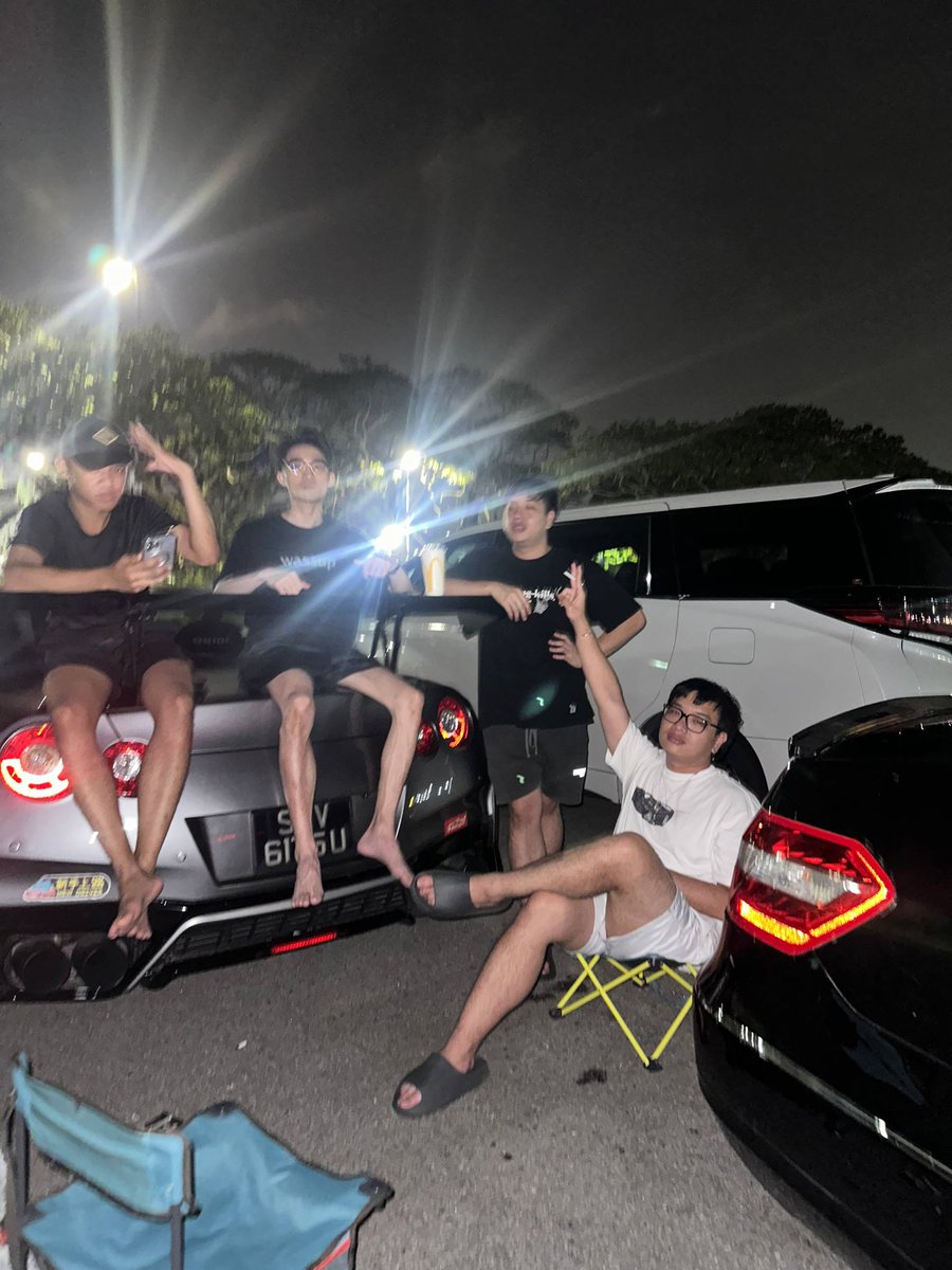 countervalence's tweet photo. default pose ✌️ https://t.co/ww6F4x3cSe
