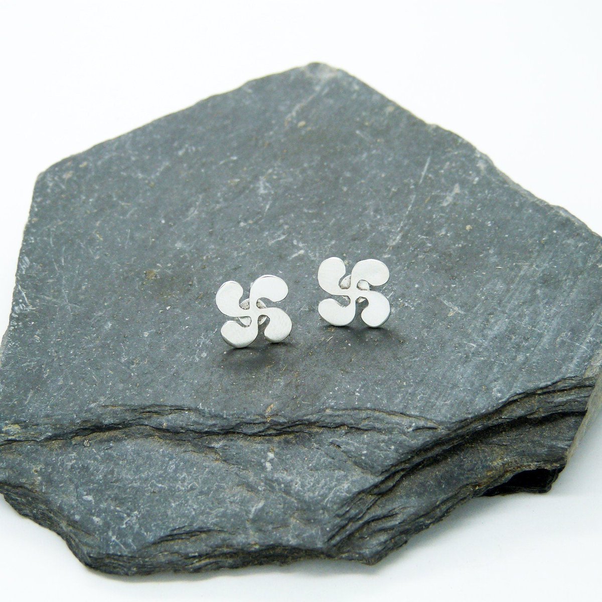 Plataica's tweet photo. Pequeños y ligeros, #pendientes #Lauburu de plata 925 (planos)
👉 https://t.co/CeeKuYIm8U
#opari #bitxi #bitxiak #EuskalHerria #plata925 #joyeríaartesanal #hechoamano #envíogratis https://t.co/8PbX2RLveB