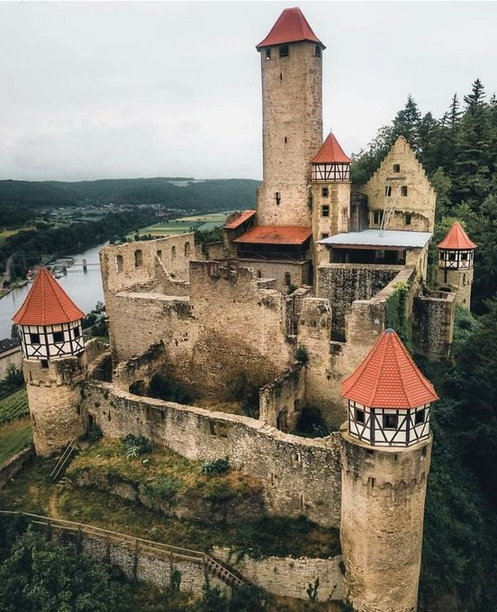 CParmakkis's tweet photo. Die Burg Hornberg ist ein beeindruckendes Zeugnis der reichen deutschen Geschichte, in dem jahrhundertealtes Erbe und atemberaubende Landschaften aufeinandertreffen. https://t.co/TGaVRpw4GM