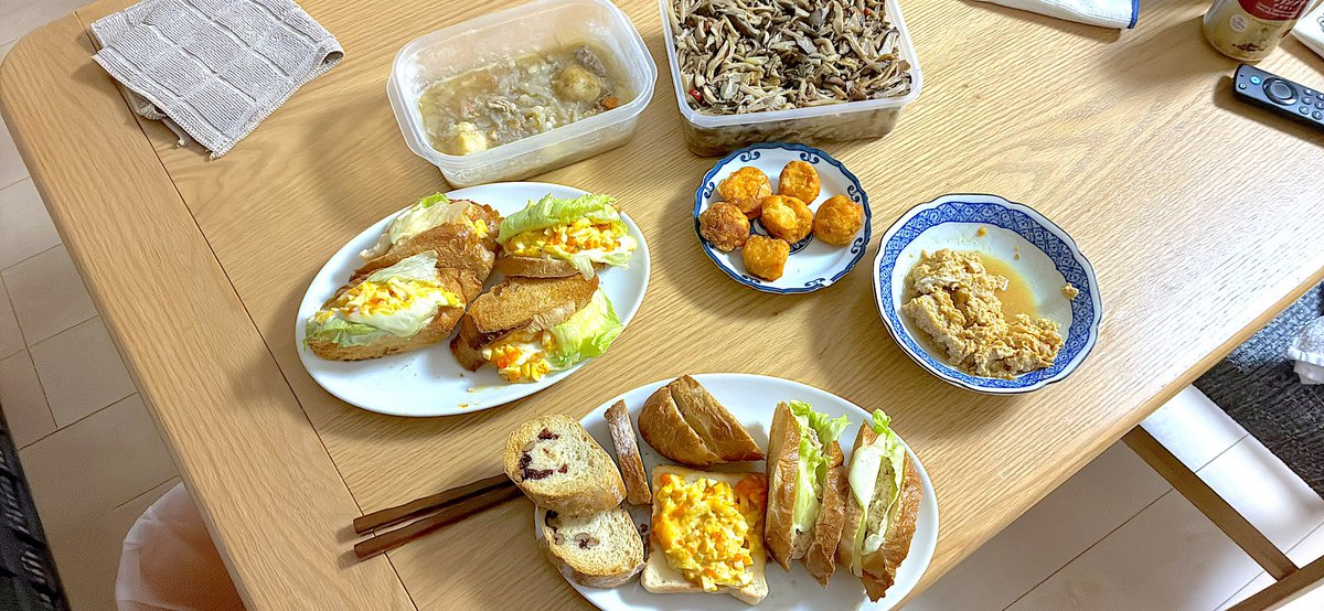 spicewielder09's tweet photo. 昨夜の夕食。　#お腹ペコリン部　#料理記録　#料理好き　#エスニック料理くらぶ　#きのこのマリネ　#肉じゃが　#かつ煮　#からあげクン　#ツナサンド　#玉子サンド　#クランベリーロール https://t.co/W5xXogWKXV