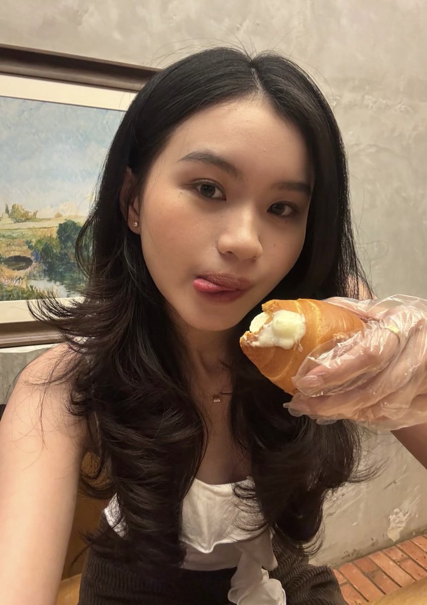 mintandk's tweet photo. baddie 108

Face - 4/10
Body - 6/10
Overall - 5/10

desperate for cream, cuz no one giving it to her. So she look to bread https://t.co/WhINXS2b9J