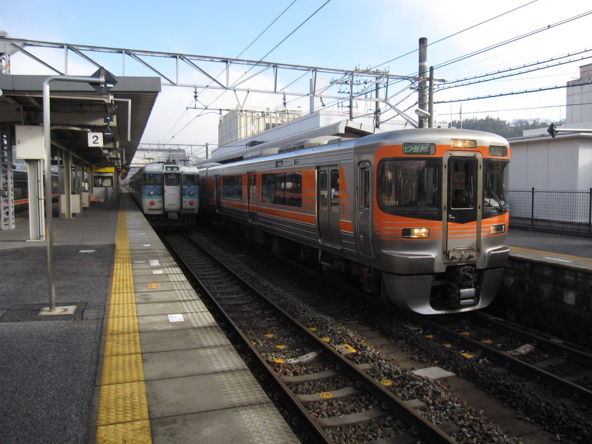 sbncj1's tweet photo. @cenovacity 初めまして！本当に今も変わらず211系が入線してるんですのね！飯田線もそう！

でも115系がご健在の頃に中津川でこの並び見れました✨
今度 E131系が今度デビューするのでその時もいつか入線してくれそうですね？わからないですが😅 https://t.co/mSJmrKJnYU