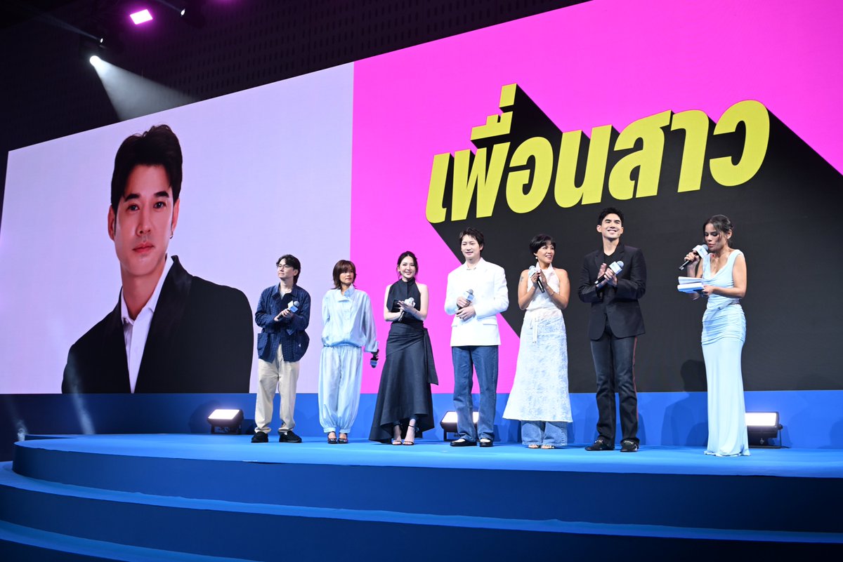gdh559's tweet photo. ประมวลภาพงาน ‘GDH CIRCLES Feel Good โคจรความสุข สนุกกว่าที่เคย’ เปิดโผโปรเจกต์ใหม่ย้ำสตูดิโอคอนเทนต์ครบวงจร
#HenryFirstDates #จีบซ้ำซ้ำเฮนรี่จำไม่ได้
กำกับโดย เมษ ธราธร โปรดิวซ์โดย วัน วรรณฤดี
นำแสดงโดย ณเดชน์, มินนี่,ป๋ากิ๊ก, เบิ้ล ปทุมราช
และ วิเวียน ทิพากร
เข้าฉาย 17 กันยายนนี้ ในโรงภาพยนตร์
#คุณยายวรนาฏ
กำกับ-โปรดิวซ์ โดย โต้ง บรรจง นำแสดงโดย ใหม่ ดาวิกา, ใบปอ ธิติยา, นก สินจัย, จุ๋ย วรัทยา, มาร์ค ภาคิน, ไทย ชญานนท์ , ตฤณ เศรษฐโชค, เผือก พงศกร
เข้าฉาย 19 พฤศจิกายนนี้ ในโรงภาพยนตร์
-เพื่อนสาว (Working Title)
กำกับโดย วรรณแวว และ แวววรรณ หงษ์วิวัฒน์ โปรดิวซ์ โดย โต้ง บรรจง นำแสดงโดย ไอซ์ซึ, ญดา และ มาริโอ้
-THE UNTITLED SNOOKER (Working Title) กำกับโดย แจ็ค วรรธนพงศ์ โปรดิวซ์โดย วัน วรรณฤดี และ บาส พูนพิริยะ โดยได้ บิวกิ้น พุฒิพงศ์ มารับบทนำ
-3 Daughters (Working Title) กำกับโดย โปเต้ อนุสรา โปรดิวซ์โดย ปิง เกรียงไกร
-Return of True Love Next Door (Working Title) กำกับโดย มุก ปิยะกานต์ โปรดิวซ์โดย เดียว-วิชชพัชร์ นำแสดงโดย ซันนี่, พอลล่า, โบ-ธนากร, โอปอล์-ปาณิสรา, ปุ๊กกี้-ปวีณ์นุช, เผือก-พงศกรบ๊อบบี้ -นิมิตร เอก และ เอ๋ มณีประเสริฐสิทธิ์
-แม๊กซ์กับจ่อย จอยจอย มาร์เก็ต ซีรีส์แอนิเมชันเรื่องแรกของ GDH ที่จับมือกับ อิทธิปาทา และ Big Brain Studio ทีมผู้ผลิต ก้านกล้วย 1-2 และ Echo จิ๋วก้องโลก
-8 Minute History ประวัติศาสตร์หนังไทย GDH ร่วมกับ THE STANDARD ที่ภายในงานยังได้ ดร.วิทย์ สิทธิเวคิน และ เก้ง จิระ มะลิกุล ร่วมเปิดตัวรายการ
พร้อมเปิดตัว GDH CIRCLES บน LINE OA, สินค้า Official Merchandise และอัปเดตความสำเร็จระดับโลกโดยผู้บริหาร GDH
#GDHCirclesFeelGood