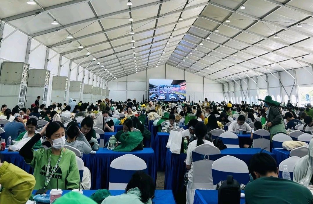WYBSOURCES's tweet photo. 🚨 Did you know that a 4500sqm air-conditioned tent in Zhuhai International Circuit becomes a rest area for spectators of the 2026 CHINA GT which are mainly #WangYibo’s fans? https://t.co/dlgGDRkP9g