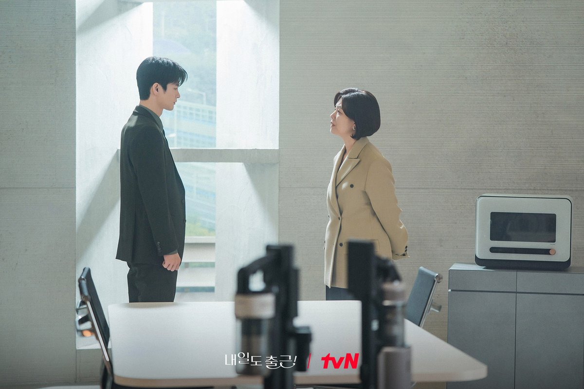 CJnDrama's tweet photo. 생애 첫 커리어 위기?💥
특혜 의혹에 휩싸인 지윤을 위해
사장 앞에 직접 나선 시우!

[월화] 저녁 8:50ㅣtvN

#즐거움엔20tvN #내일도출근! #SeeYouatWorkTomorrow!
#tvN #Wavve #웨이브 https://t.co/bXhZFOiHcH