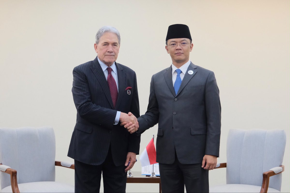 Menlu_RI's tweet photo. As a key partner in the Pacific, New Zealand holds an important place in Indonesia's regional engagement.

In my meeting with FM Winston Peters in Manila  (@NewZealandMFA) (23/7), we agreed to deepen our strategic cooperation, including in defence. 

I also welcomed New Zealand's readiness to support Indonesia's nutrition and food security programmes. 

A stable, secure, and prosperous region remains a shared priority for 🇮🇩-🇳🇿