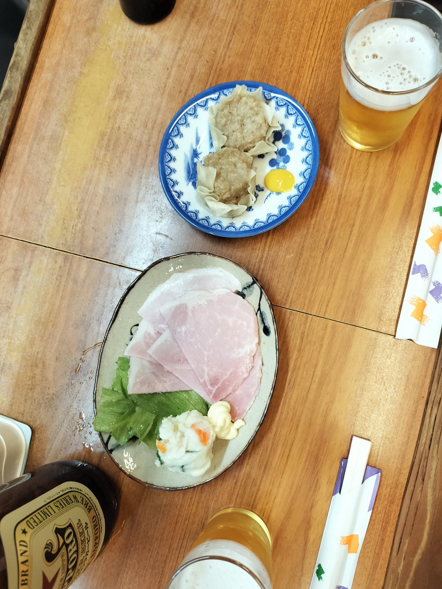 vulcaaaan's tweet photo. 珍しく河原町あたりで飲むことになり10年ぶりくらいに高田酒店へ。出来合いのアテばかりでなんだかなぁ～ってなったけど大阪や兵庫の気の利いた角打ち行き過ぎて感覚ズレてしまっただけで本来の角打ちのアテなんてこんなもんやったなあと思い直した。安く飲ませてもらえるだけでありがたい。 https://t.co/AjymUTSahF