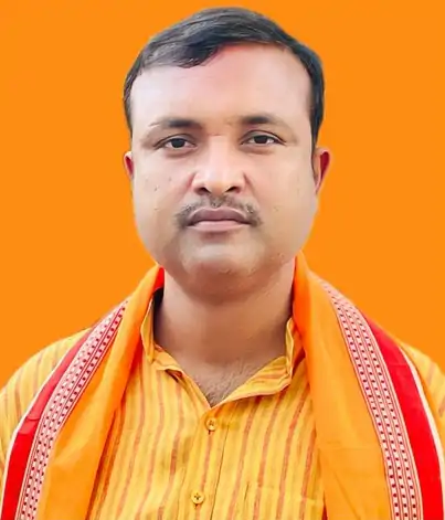 askrajeshsahu's tweet photo. पेपर लीक पर कानून जब बनेगा तब बनेगा, आप पहले ये जान लीजिए कि यूपी में दो विधायक खुद भी पेपर लीक के आरोपी हैं। दोनों बीजेपी के साथ गठबंधन में सरकार में हैं। 

पहले हैं- बेदीराम। ये ओम प्रकाश राजभर की पार्टी सुभासपा से इस वक्त गाजीपुर की जखानिया सीट से विधायक हैं। दूसरे हैं- विपुल दुबे, ये संजय निषाद की निषाद पार्टी से इस वक्त भदोही की ज्ञानपुर सीट से विधायक हैं। 

2006 में रेलवे ग्रुप-D का पेपर लीक हो गया था, परीक्षा रद्द करना पड़ा था। इसमें इन दोनों माननीयों को आरोपी बनाया गया था। 

बेदीराम पर तो रेलवे भर्ती पेपर लीक से जुड़े 5 मामले हैं। इसके अलावा मध्य प्रदेश पब्लिक सर्विस कमीशन के 2 व पुलिस भर्ती एग्जाम का 1 मामला दर्ज है। विपुल दुबे पर गैंगस्टर एक्ट के तहत मामला दर्ज है। अब दोनों ही कहते हैं कि हमारे ऊपर दर्ज मामला झूठा है। 

सवाल यही है कि जब पेपर लीक के आरोपी विधायक बनेंगे, तब दूसरे आरोपियों में डर कैसे आएगा, वह तो उत्साहित होंगे कि ऐसा करके विधायक बना जा सकता है।
