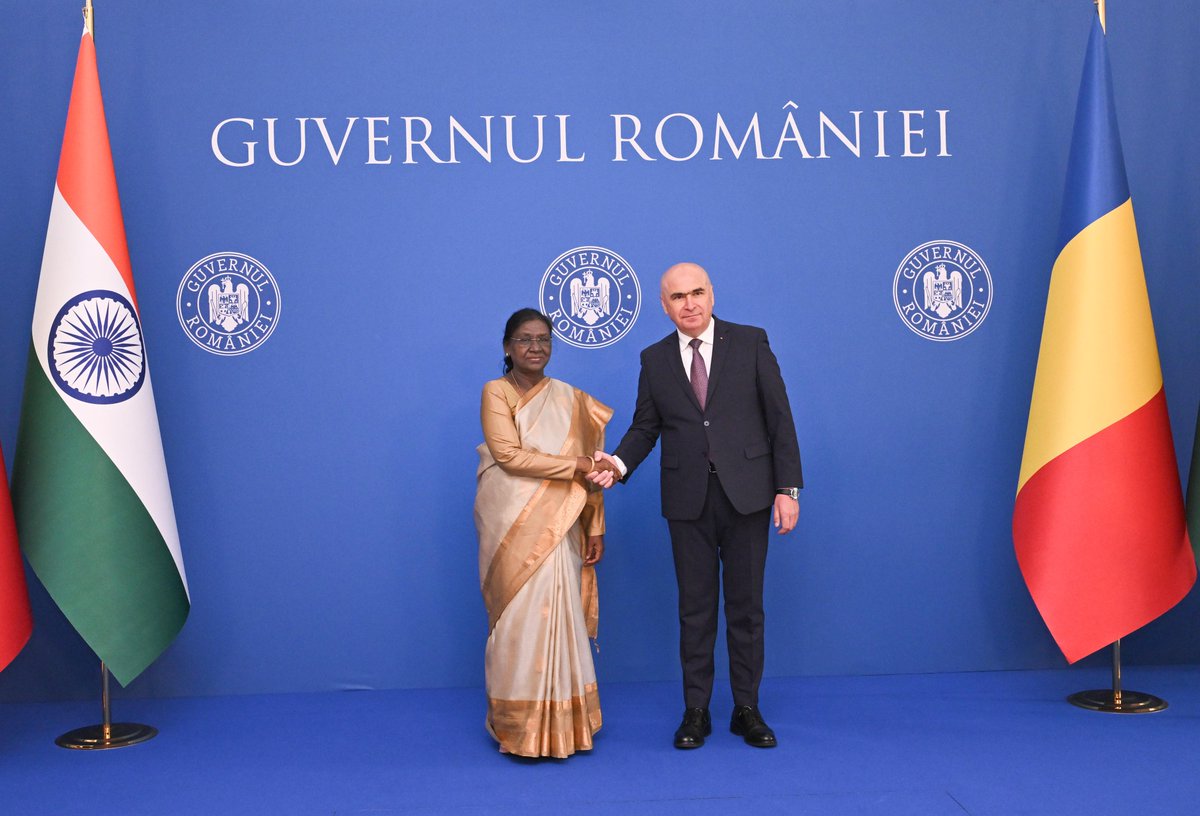 rashtrapatibhvn's tweet photo. President Droupadi Murmu held wide ranging discussions on India-Romania bilateral relations with H.E. Mr. Ilie Bolojan, Prime Minister of Romania at Victoria Palace in Bucharest. https://t.co/quMYB2z3It