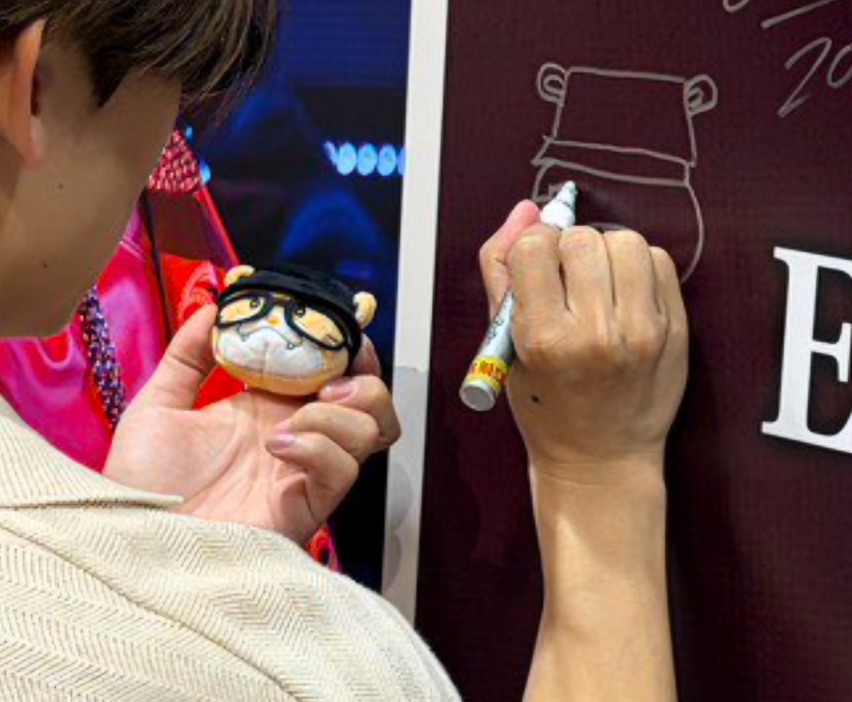 jsb3liveacc's tweet photo. ななのすけが町長を見つめていますね！
町民の皆さま、MATEの皆さま、
ぜひご自身の目で確かめるべく、お時間があれば店舗を訪れてみて下さい★

 #NAOTO 画伯名(迷)宝展はタワーレコード渋谷店にて🖼️🎨👨🏻‍🎨
https://t.co/ZzDjwQyn8B

#HONESTTOWN #タワ渋LDH https://t.co/ZecRPT9KwX