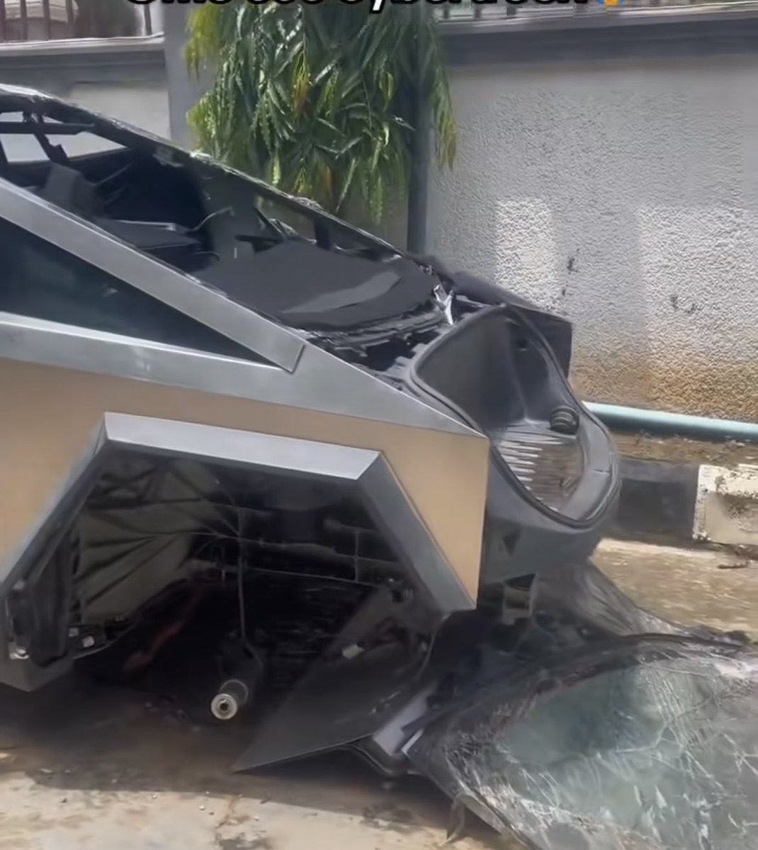 EezyDv's tweet photo. Someone parked his cybertruck outside his apartment because of no parking  space , wake up this morning just to find out the truck has been vandalized. This wickedness tbh. https://t.co/EW0gtYujiH