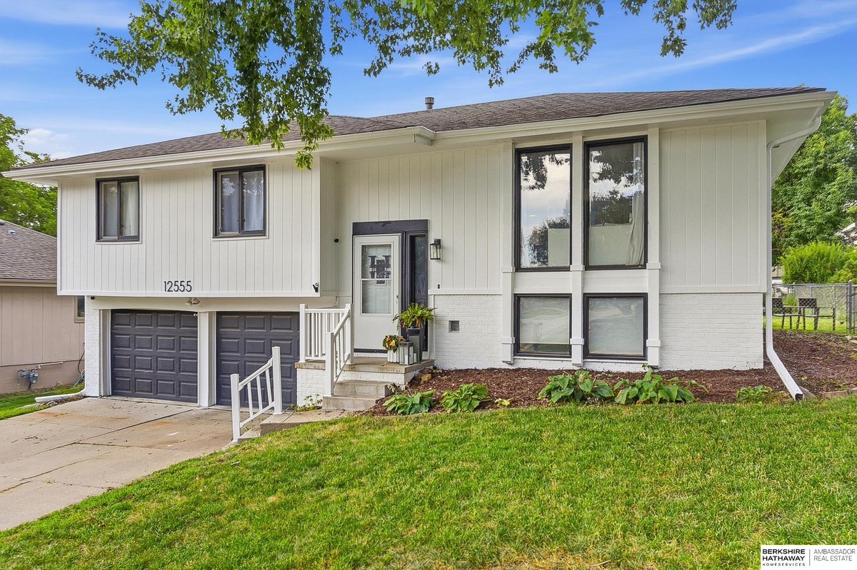 CindyKinzey's tweet photo. 12555 Yates Street, Omaha, NE, 68164
3 bed | 2.5 bath 1549 Sq. Ft.
Active | 295000
https://t.co/95wXe3cGJg
This is the one you've been waiting for! Stylish, move-in ready, and packed with today's most sought-after updates! The bright, open-concept main level is perfect for... https://t.co/LBMsC4u7yB