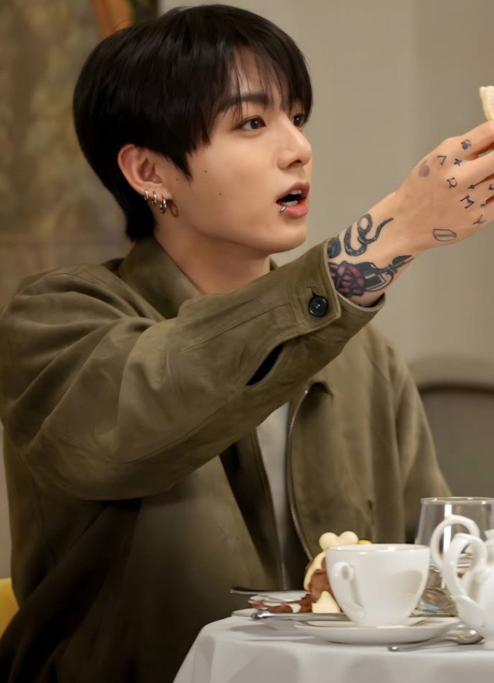 97Jungukk's tweet photo. What are Jungkook main hobbies? https://t.co/7ecAFwOs6H