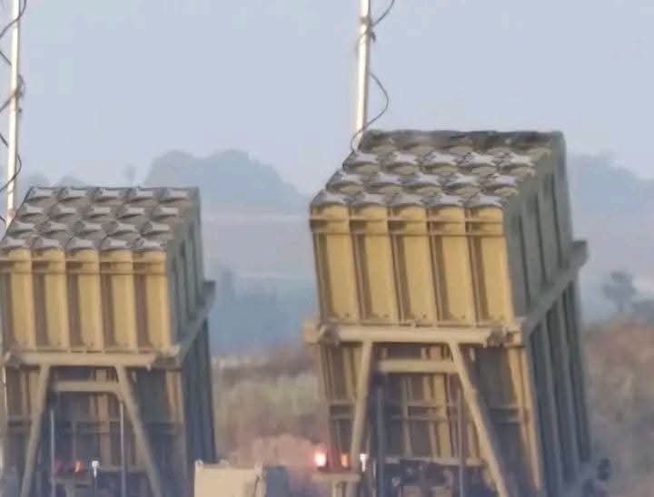 sahelbrut3's tweet photo. 🚨🇮🇱🇮🇷 ALERTE MAXIMALE EN ISRAËL

Israël a placé son dispositif de défense aérienne et de sécurité au plus haut niveau d’alerte, alors que les autorités redoutent une éventuelle riposte iranienne par missiles.

Cette décision intervient après des informations selon lesquelles Washington aurait averti Tel-Aviv d’une intensification des frappes contre des cibles en Iran. L’État hébreu se prépare désormais à une possible réponse de Téhéran.