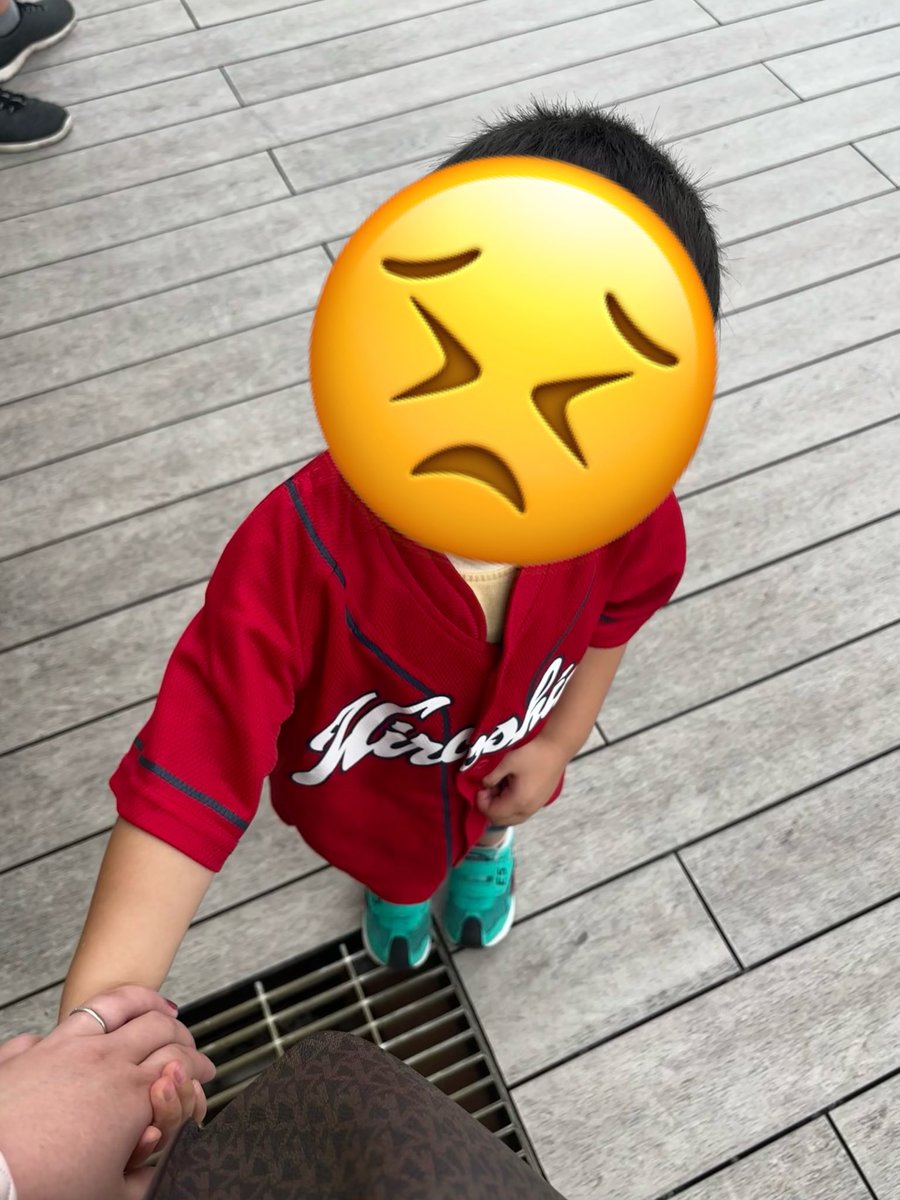 na_t2533's tweet photo. 外苑前に着いたが
雷の音と雨降り始めて
不安そうな息子 https://t.co/pAsUOb1IkT