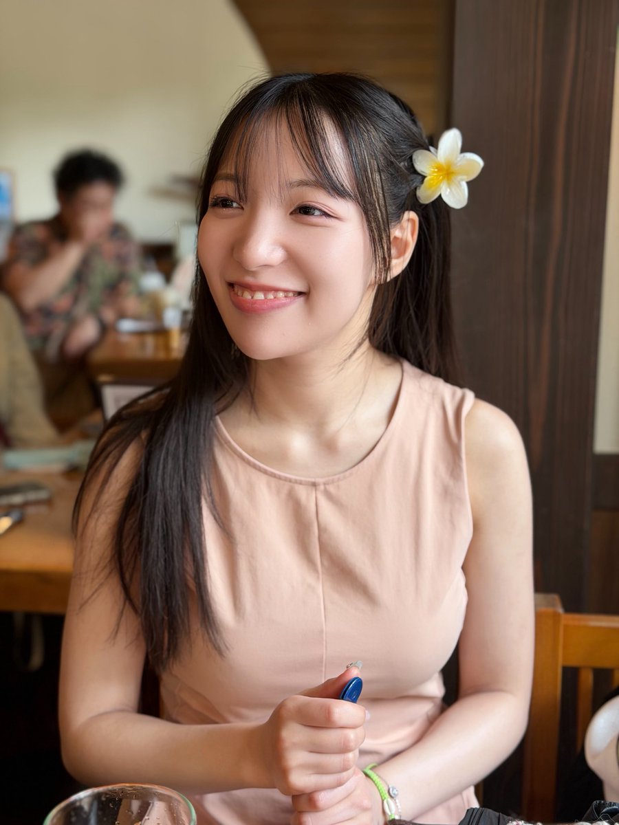 anna_akiyoshi's tweet photo. ひめゆりが終わったら海を見に行くと決めてたので、沖縄じゃないけど海を見に行ってきました！！！
お花つけて気分だけは沖縄でした！！

ひめゆりの千秋楽が終わって1週間が経ちました〜
暑いし中々調子が戻らないです🥲🥲
みんなも熱中症に気をつけて夏楽しもうね🫠 https://t.co/SaMqfYrgoR