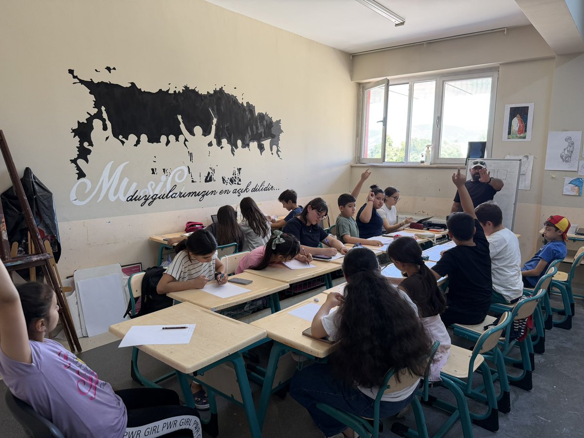 GSB_TurhalGM's tweet photo. 🎨 Hayal et, çiz, renklendir!

Gençlik Merkezimizde devam eden resim kursumuzda gençlerimiz hem keyifli vakit geçiriyor hem de hayal güçlerini tuvale yansıtıyor. Birbirinden güzel çalışmalarla sanatın renkli dünyasını birlikte keşfetmeye devam ediyoruz.

#GSBGM https://t.co/SJbTdcdp9X