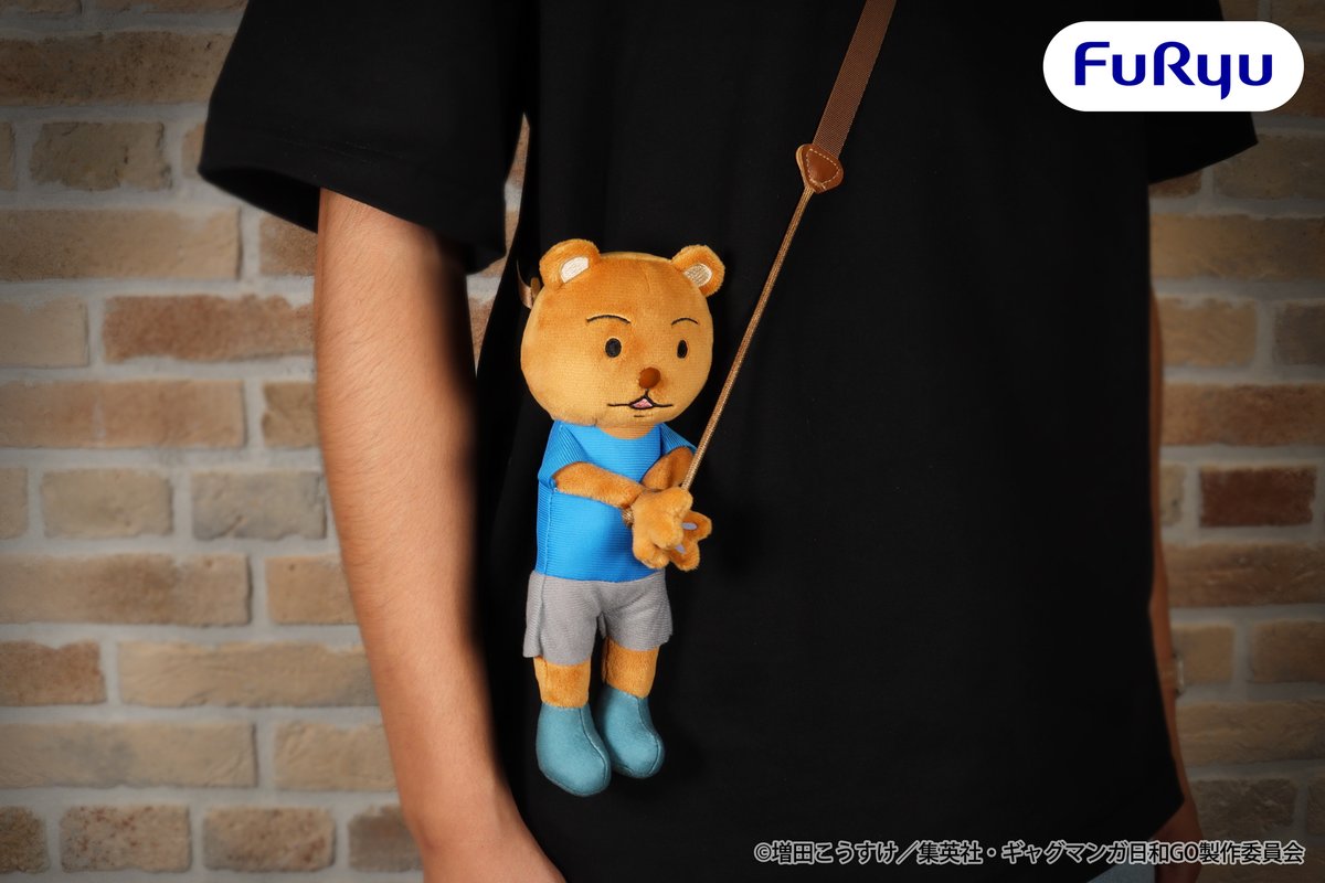 FURYU_prize's tweet photo. ＼フリュープライズ新着情報／

🚨ご好評につき再登場🚨
🚓クマ吉くん逮捕されポシェット

#変態という名の紳士 を連行しよう🐻
ほしいと思ったら👮‍♂️の絵文字をコメントしてね！

7月下旬から順次展開✨
サイズや取扱店舗など、詳しくはスレッドからチェック✅️

📢フリュープライズ・フリューぬいの情報は、本アカウントで続々と公開中です！

#ギャグ日GO
@gagmanga_biyori