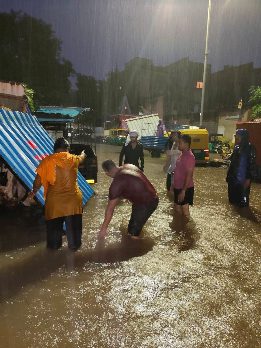 bhav2406's tweet photo. @AmitShah4BJP @isunnyshah @zeal1992 @AmitThakerBJP In my Dariyapur Constituency, 
Corprotors and Karyakartas are on ground, extending their hands for the help
@KaushikJainBJP https://t.co/QoSErD6rib