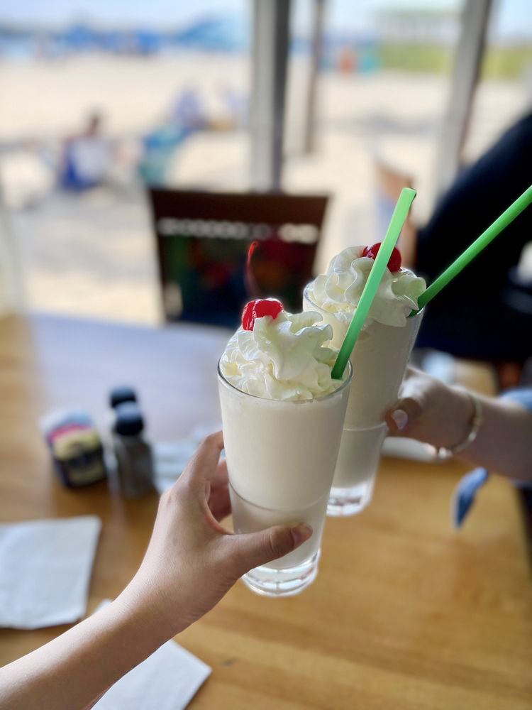 arubabeachcafe's tweet photo. Enjoy the land of palm trees and Pina coladas! ๐บ Mark your calendar for Weekend Happy Hour from 4-7pm at any of our bars or cocktail tables Friday, Saturday & Sunday. Live Music 7 days a week! ๐๐ธ๐ด #FestiveFriday #happyhour #livemusic #lbts #onecommercialblvd #arubabeachcafe https://t.co/wjpwjaR7NY