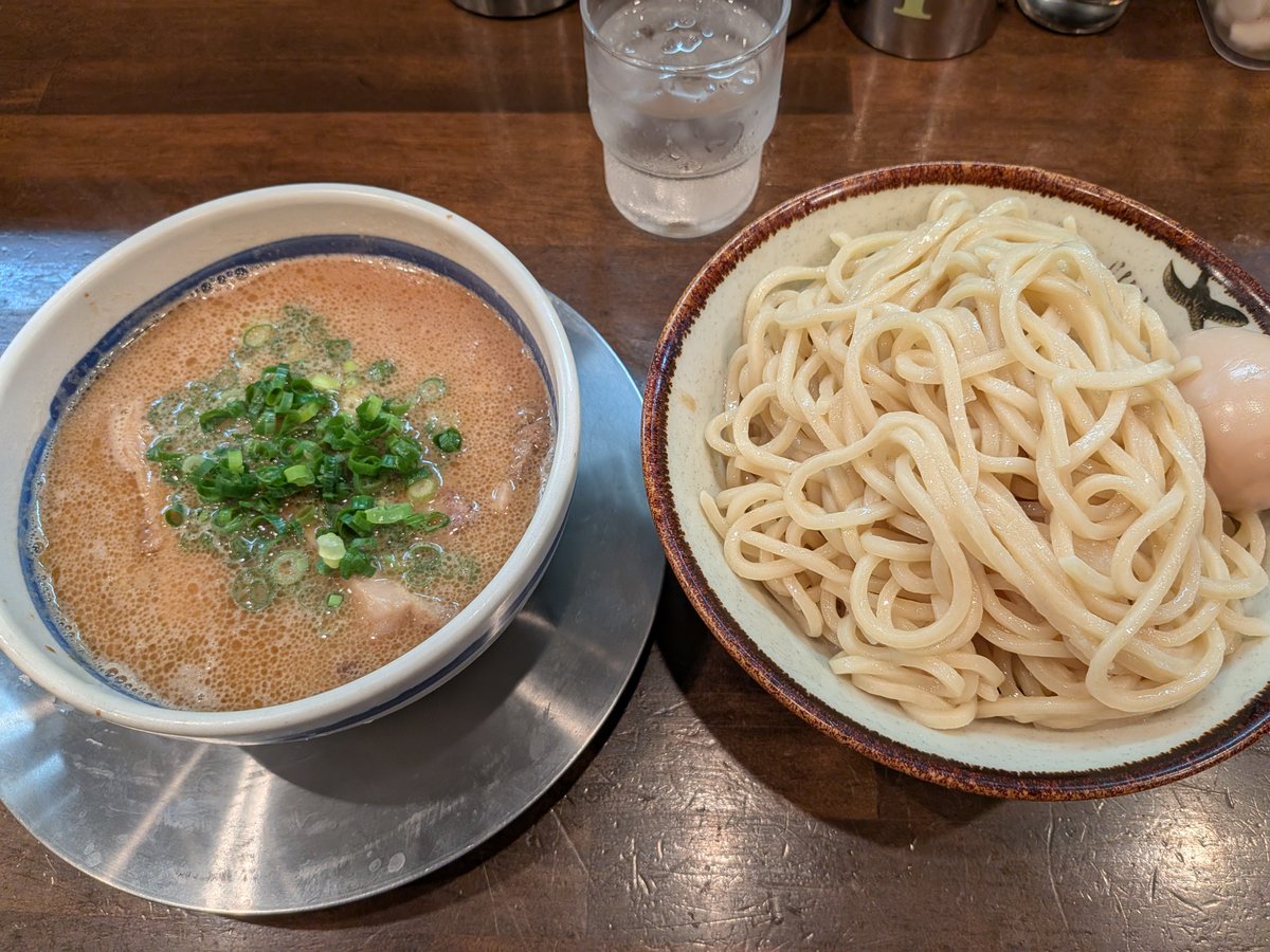 Bell_634669's tweet photo. 豚骨ラーメン 開王＠八王子
チャーシュー豚骨もりそば、味玉

念願の初訪問！

店内に入った瞬間に漂う豚骨臭で、もう絶対美味いの確定😍
深みのある濃厚な豚骨スープは、豚の旨さに加えて酸味も強めで、今までに食べた豚骨🍜とはまた違った美味しさ😋
皿豚骨も超気になる✨️
ごちそうさまでした！ https://t.co/myzGqRwfDQ