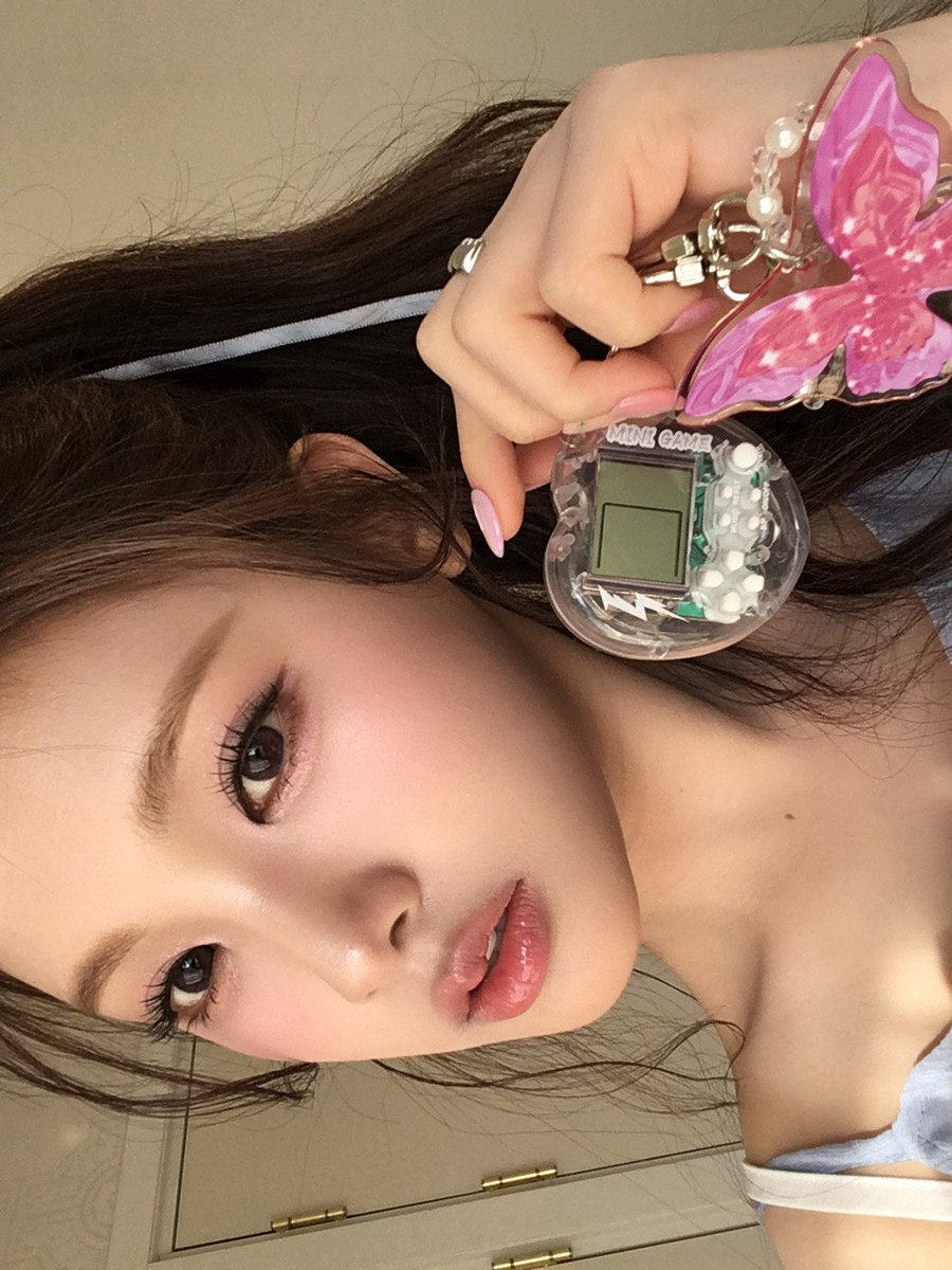 Miis_yi's tweet photo. 260724 위버스 포스트 #이현 

금요일이다아~~

#BabyDONTCry #BDC #Yihyun https://t.co/Kpcgppqr00