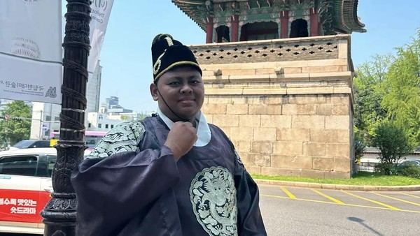 LambeSahamjja's tweet photo. update soal femas sang pelari handal:
- izin tinggal femas sudah tidak berlaku sejak 13 juli 2026, statusnya kini overstay
- dia sempat coba gabung komunitas WNI di korea selatan buat cari tempat tinggal
- tapi ditolak karena statusnya ilegal
- femas terus berpindah-pindah cari penginapan, s
- ementara uangnya makin menipis
- sebelumnya dia sempat terpantau di wilayah gyeonggi-do 
- dan menumpang tidur di tempat ibadah
- pemilik agensi travel (dhani) berharap makin banyak orang berani melaporkan kalau menemukan femas lagi
- akibatnya pengajuan visa bakal lebih ketat