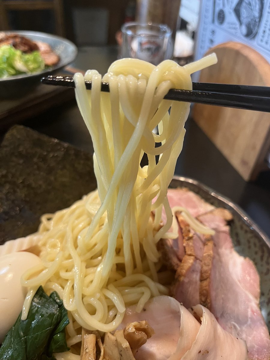 tomesuke051's tweet photo. 麺栞 みかさ さんへ訪麺
しなそばつけ麺🍜
ねぎ焼豚丼🍚🐽
兎に角中太ストレート麺が美味い⤴️それに合うようにツケダレの濃さもしっかりしてる🤩チャーシュー,メンマ絶品🫶そしてねぎ焼豚丼は🍜の豚と違って味わいが豊かで添えてあるアマダレがこれまたうんまい✨美味い逸杯に感謝😋ごちそうさまでした https://t.co/J4wVP1hIiS