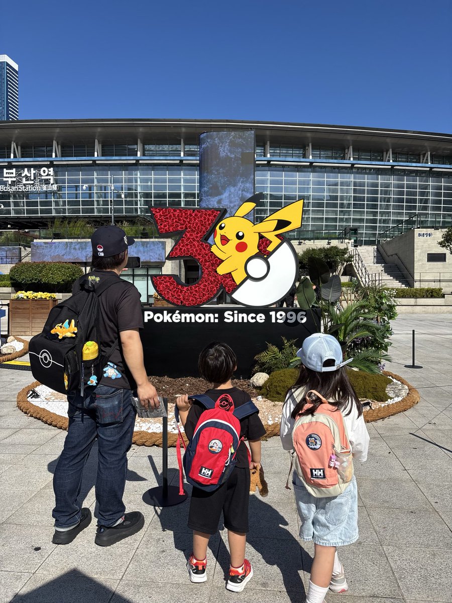 atsu6u's tweet photo. ポケモンのイベントが開催されている韓国の釜山に行ってきました🇰🇷
子ども達は初海外でした！
知らない言葉、文字にビックリしていました笑
韓国の人は子どもに優しくて沢山の人が微笑んでくれたり子ども達に優しく話しかけてくれました✨
韓国が人気な理由がわかりました♪
後日vlogアップ予定です。 https://t.co/WHIWuwTknn