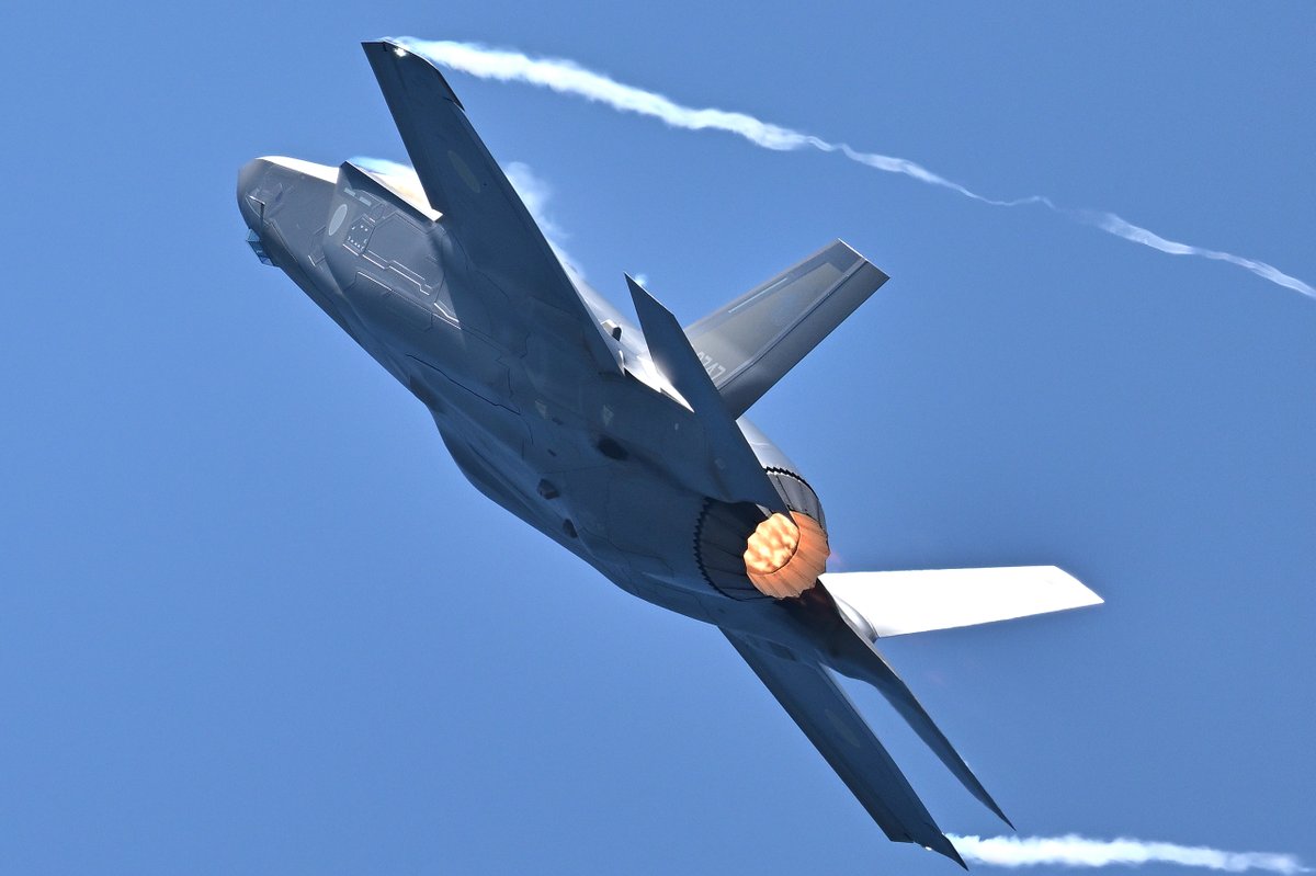airbase111's tweet photo. 今日の小松
　303SQ  F-35A  の ハイレートクライム　3機
#小松基地 https://t.co/fvj8SsmS5W