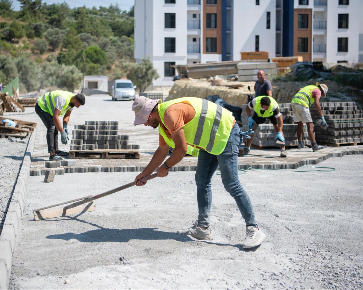 KusadasiBel's tweet photo. İkiçeşmelik Mahallesi 637. Sokak’ta kilit parke döşeme çalışması gerçekleştiriyoruz.

Ekiplerimiz Kuşadası için çalışmalarını aralıksız sürdürüyor. https://t.co/QG9bqfN5lH