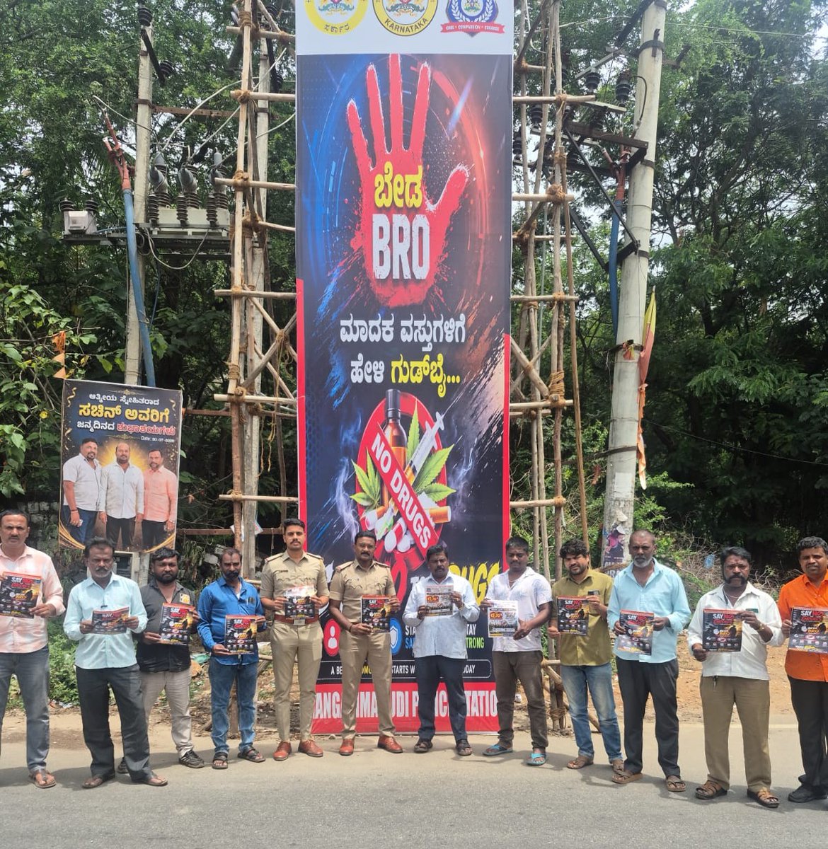 DCPNorthWestBCP's tweet photo. Conducted an awareness program from Gangammagudi Police Station for the public and students on the harmful effects of drug abuse.
As part of the #BedaBro campaign, participants/students were encouraged to stay away from drugs and adopt a healthy, safe, and responsible lifestyle. https://t.co/SBt7FoN3t8