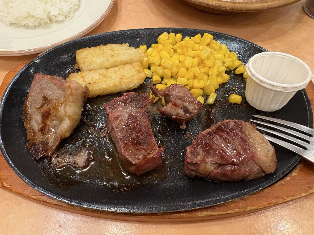 YU_rev113's tweet photo. サイゼの肉とむむさんが好きそうなガチャ https://t.co/W1CPGd1vOa