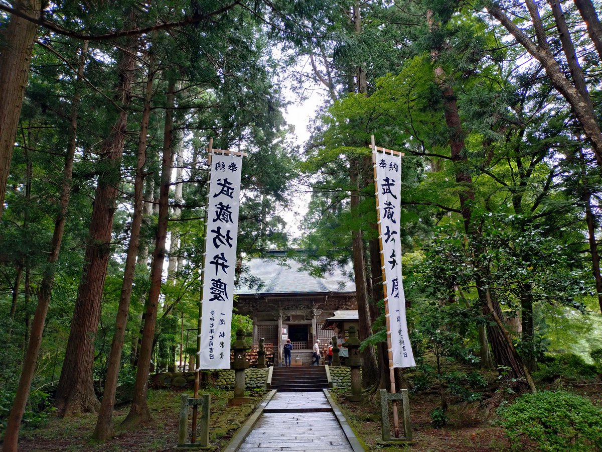 fukukubo's tweet photo. 中尊寺の参道の入り口にある弁慶堂。本殿の周りの彫刻が見事でした。ヤマユリも見頃。
#弁慶　#ヤマユリ　#神社仏閣巡り https://t.co/0ZlkCkzCbv