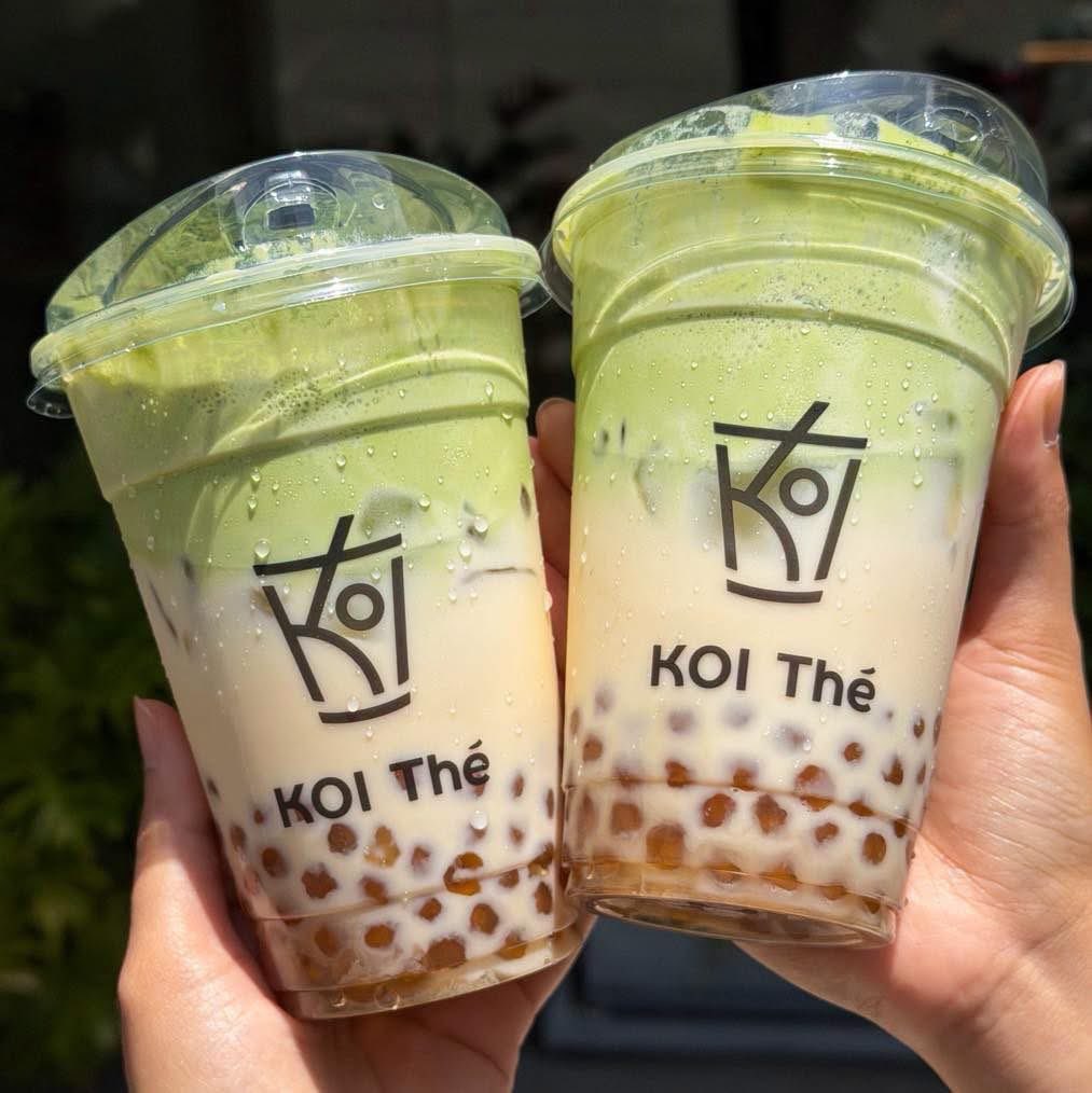 kinnhom's tweet photo. เมนูสุดพิเศษที่ Koi the x Antidotea เสิร์ฟเมนูใหม่สุดพิเศษ 2 เลเยอร์ฉ่ำๆ✨ชานมจัสมินกรีนทีขวัญใจของหลายๆคนจับคู่กับครีมมัทฉะหอมนุ่มสุดละมุนเนื้อครีมมัทฉะเบาาาถูกใจสุดๆ ชานมหอมชาอ่อนๆ ยิ่งกินยิ่งเข้ากัน เพิ่มไข่มุกเข้าไปเพิ่มความหนุบหนึบ ขึ้นแท่นเมนูที่ชอบใน Koi the เลยล่ะะะ 100/10! 😍