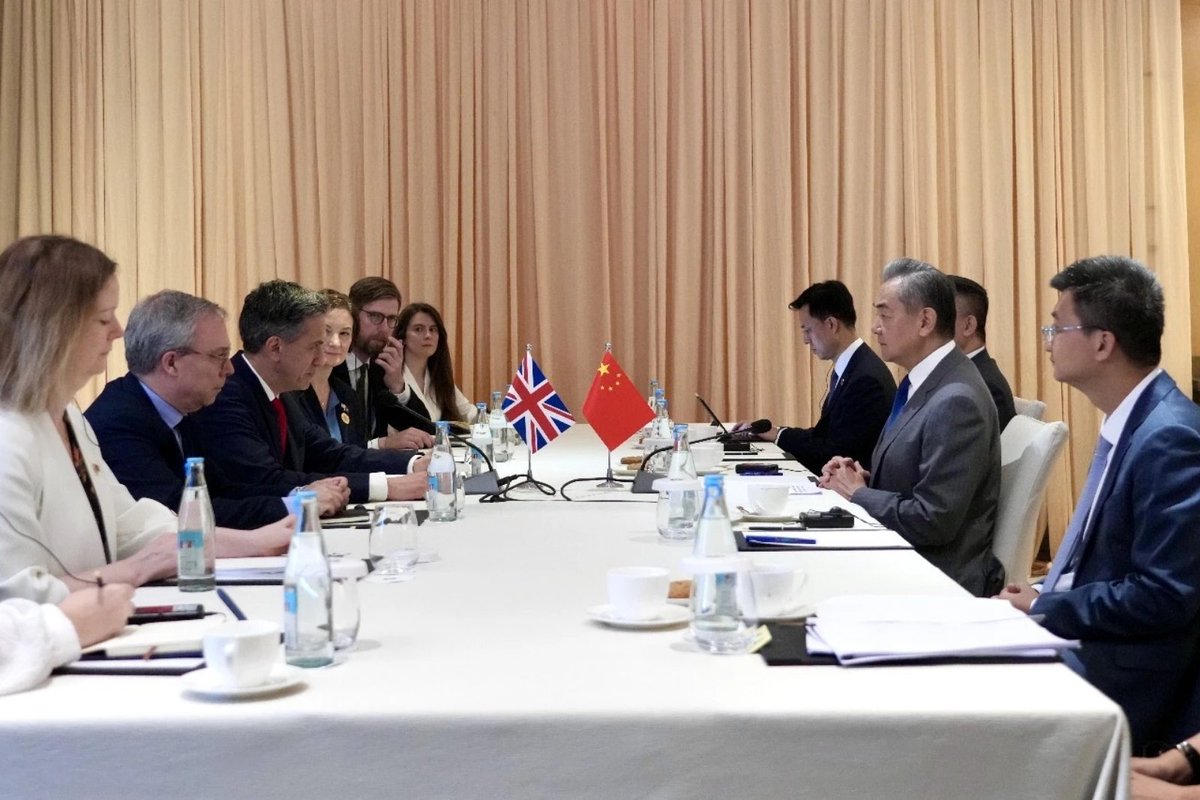 ChinaEmbinMKD's tweet photo. During his meeting with British Foreign Secretary Ed Miliband in Manila on July 23, 2026, FM Wang Yi called on Britain to provide Chinese companies operating in the country with a fair, equitable and non-discriminatory business environment, and avoid imposing security implications on economic and trade issues.
Wang noted, China and Britain, both as major countries and permanent members of the UN Security Council, share a relationship that transcends the bilateral scope and carries global significance. China expects to work closely with the new UK government to jointly uphold multilateralism, consolidate political mutual trust, oppose unilateral bullying and protectionism, deepen practical cooperation, advance the comprehensive strategic partnership, and make greater contributions to the cause of world peace and development.
#ChinaUK #FairTrade #ComprehensiveStrategicPartnership

За време на средбата со британскиот министер за надворешни работи Ед Милибанд во Манила на 23 јули 2026 година, кинескиот министер за надворешни работи Ванг Ји ја повика Велика Британија да обезбеди фер, правична и недискриминаторска деловна средина за кинеските компании што работат во земјата и да избегнува безбедносни импликации врз економските и трговските прашања.
Ванг истакна дека Кина и Велика Британија, како големи држави и постојани членки на Советот за безбедност на Обединетите нации, имаат односи што ги надминуваат билатералните рамки и имаат глобално значење. Тој нагласи дека Кина очекува тесна соработка со новата британска влада во заедничкото зачувување на мултилатерализмот, зацврстувањето на политичката меѓусебна доверба, спротивставувањето на едностраните притисоци и протекционизмот, продлабочувањето на практичната соработка, унапредувањето на сеопфатното стратешко партнерство и давањето поголем придонес за светскиот мир и развој.