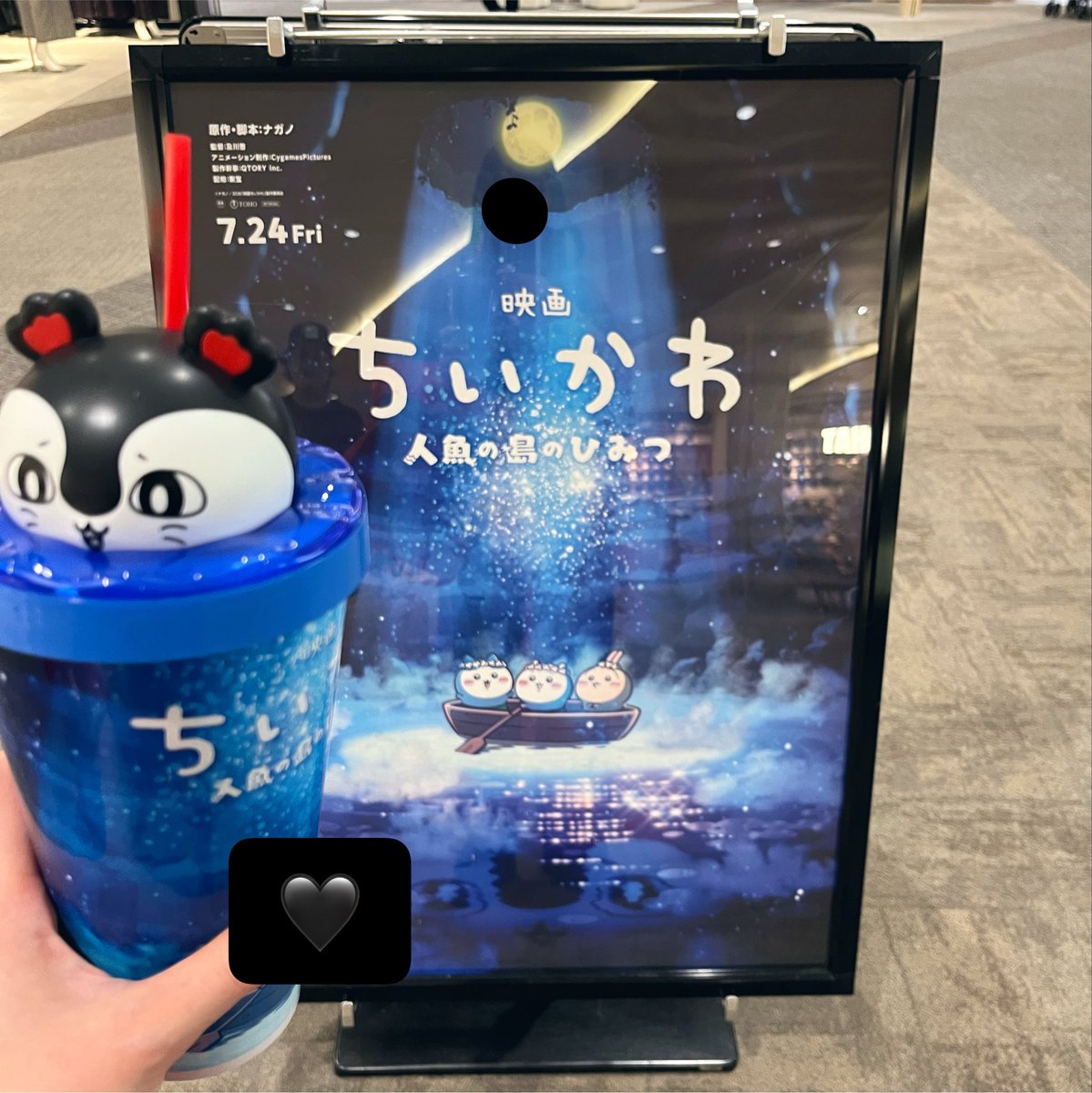 aakkii__2's tweet photo. セイレーンを身にまとい映画初日へ❗️うごくセイレーンは可愛くて大きくて怖かった…
どのキャラも可愛いシーンがたくさんだしDJう��ぎ最高だし背景も超綺麗。
何が悪なのか難しくて余韻にひたり中。漫画でも印象的だったキャンプファイアーのシーンがよかった！！島二郎ヒーローすぎ
#ちいかわ https://t.co/7FJmOYdTBG