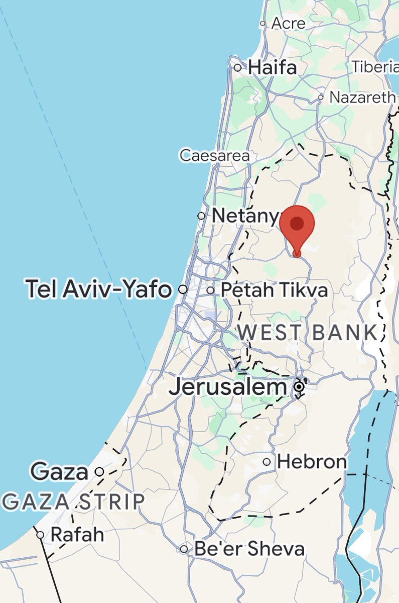 tamerqdh's tweet photo. أنت كفلسطيني عليك أن تقبل بالعنف والارهاب الواقع عليك.
أنت كفلسطيني عليك أن تقبل بأن يهاجم المستوطنون قريتك ومنازلك، وأن يستولوا على أرضك ويطردوك منها وعليك ان تكون مستسلم.

أنت كفلسطيني إن حاولت التصدي أو إظهار أي شكل من أشكال المقاومة لاقتحامات المستوطنين، فسوف يتم قتلك وتحميلك مسؤولية ما حدث، وبعدها تهاجم إسرائيل قريتك وتحاصرها وتعتقل كل من فيها؛ وهذا ما يسمونه "سبل الرد"، وهذا تمامًا ما حدث.

مزرعة "جلعاد" التي يتحدث عنها بيان رئيس الوزراء الإسرائيلي، هي أراضي قرية "تل" غرب نابلس، والتي تُصنف وفقًا لجميع الأعراف الدولية كأراض تابعة للحكم الفلسطيني وتحت إدارة الفلسطينيين؛ فماذا يفعل المستوطنون فيها؟ هم من أتوا واعتدوا، ولم يذهب أحد إليهم. بالإضافة إلى ذلك، أسفر هذا الحدث عن قتل المستوطنين أربعة فلسطينيين من بينهم شقيقان؛ أثناء محاولة شاب فلسطيني لإبعاد سلاح مستوطن إسرائيلي كان موجهًا نحوه، انطلقت النار من السلاح ذاته لتصيب ثلاثة مستوطنين ومقتل أحدهم. كل هذا حدث على أرض فلسطينية، برصاص مجموعة من المستوطنين وبسلاح إسرائيلي .

بن غفير يهدد القرية بمصير بيت حانون .
