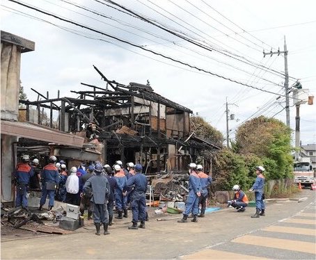 okami_farm's tweet photo. 【火災についてご報告します】
2026年5月24日午前2時ごろ、京都府福知山市にある私たちの自宅火災が発生しました。
幸い家族は全員避難することができ、けがはありませんでした。しかし、農機具を保管していた車庫含め自宅が全焼し、農機具や設備の多くを失いました。

突然のことで、今も生活と農業の両面で立て直しを進めている状況です。

今後の状況については、このアカウントでも少しずつご報告してまいります。
温かく見守っていただけますと幸いです。