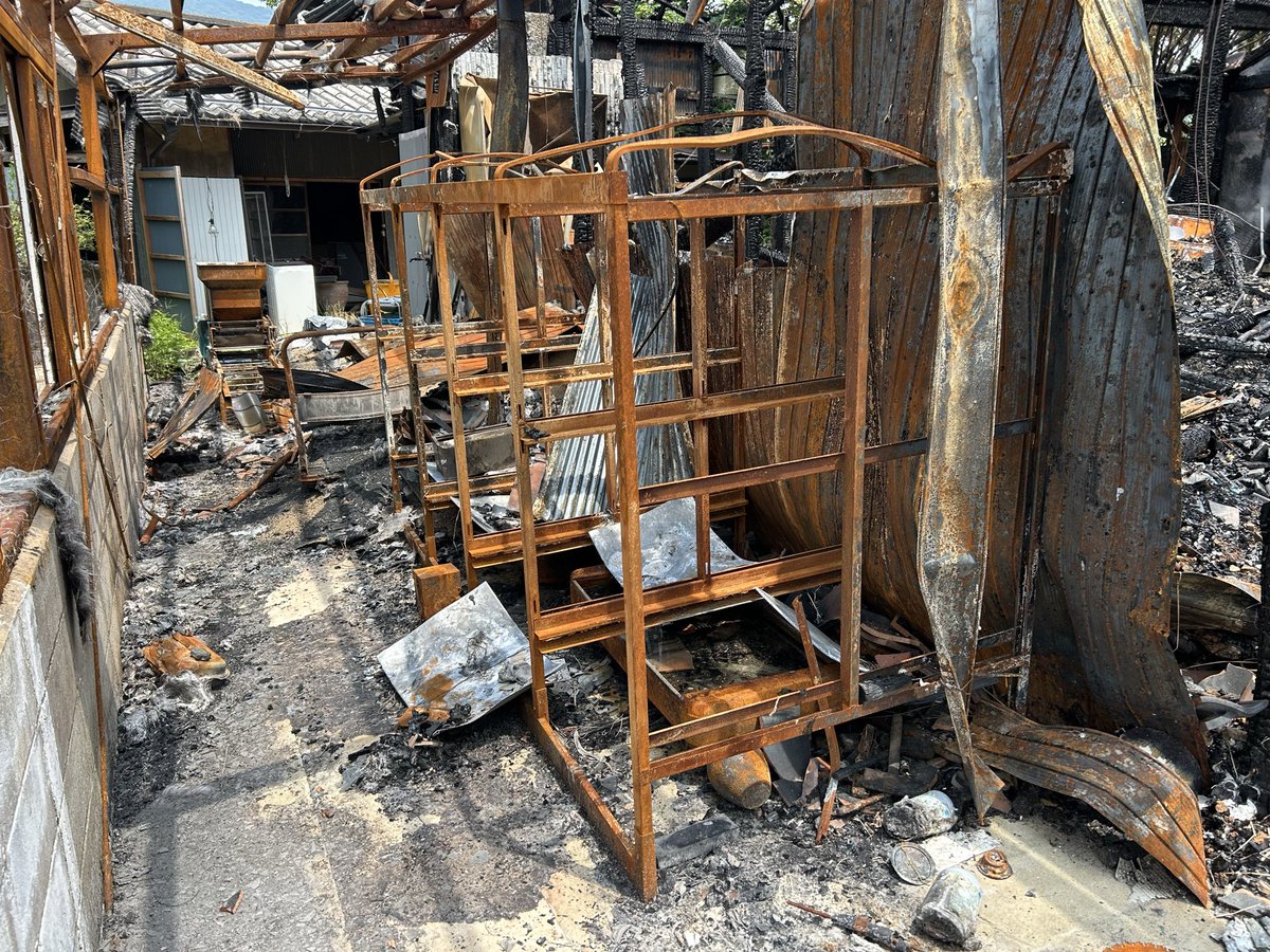 okami_farm's tweet photo. 【火災についてご報告します】
2026年5月24日午前2時ごろ、京都府福知山市にある私たちの自宅火災が発生しました。
幸い家族は全員避難することができ、けがはありませんでした。しかし、農機具を保管していた車庫含め自宅が全焼し、農機具や設備の多くを失いました。

突然のことで、今も生活と農業の両面で立て直しを進めている状況です。

今後の状況については、このアカウントでも少しずつご報告してまいります。
温かく見守っていただけますと幸いです。