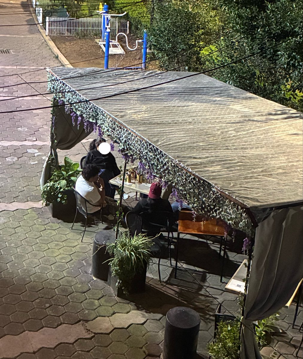aleflog's tweet photo. Son las 2 AM y una “cafetería” sigue con gente en sus mesas en la banqueta, haciendo escándalo como si estuvieran en una sala en lugar de en la vía pública. De nuevo, por qué se le permite a esta gente tratar el espacio público como si les perteneciera? @UCS_GCDMX @BJAlcaldia https://t.co/mdSJacGgw8