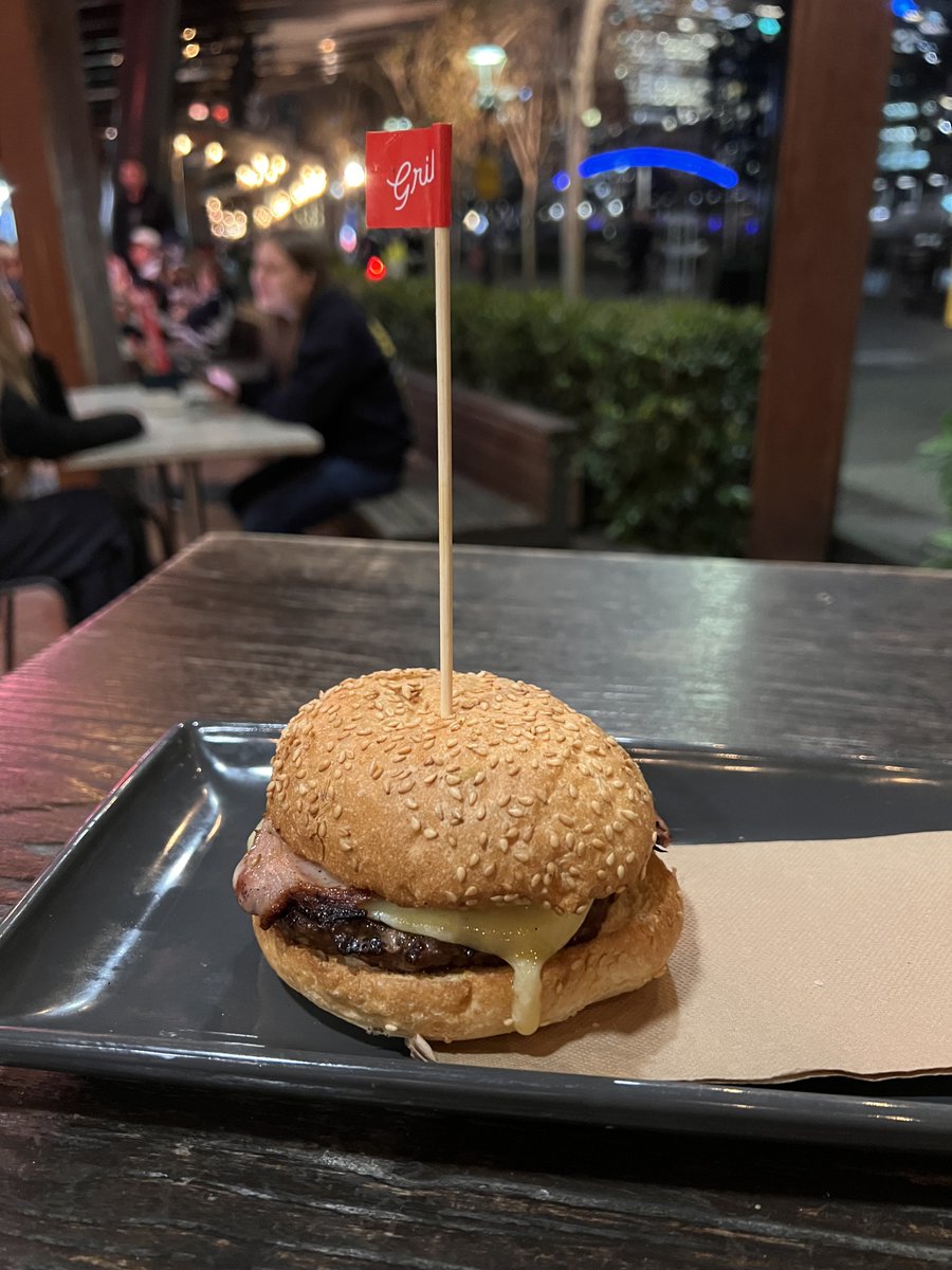 DEANRB7's tweet photo. ヤラ川沿いにて。夕飯。 https://t.co/icJKjtQcjc