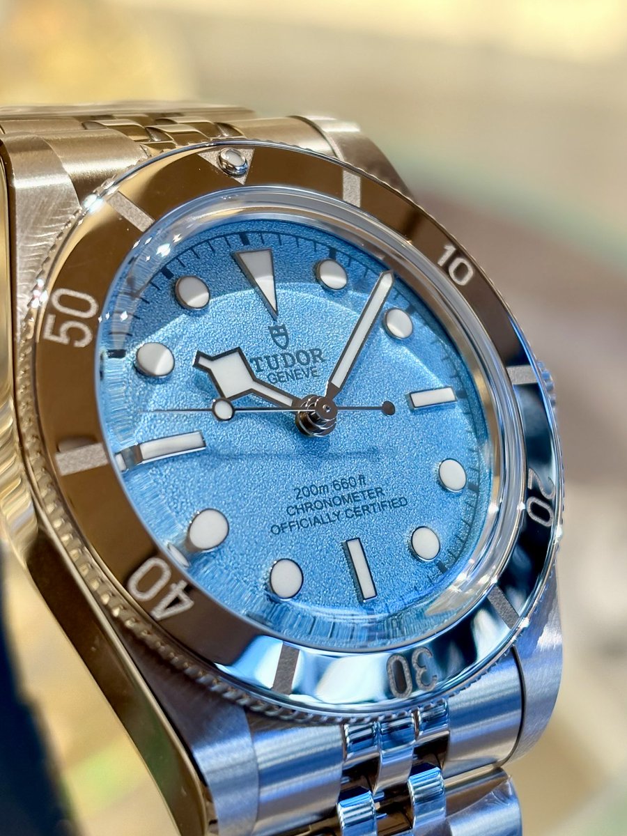 Para los que quieren relojes con ese color de carátula, esta es