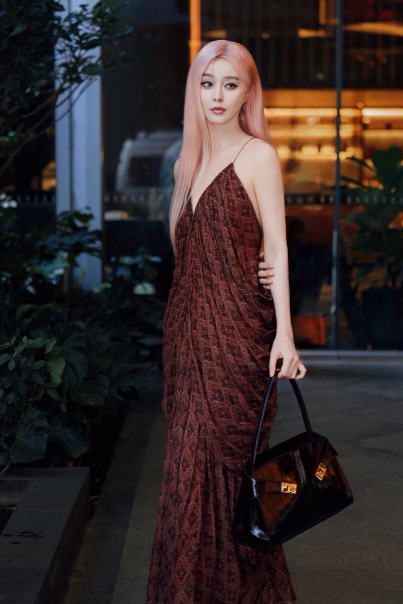 realBingbingFan's tweet photo. Where heritage meets modern femininity.🖤

#FerragamoHugbag #FerragamoFW26 https://t.co/3QQ70l78wi