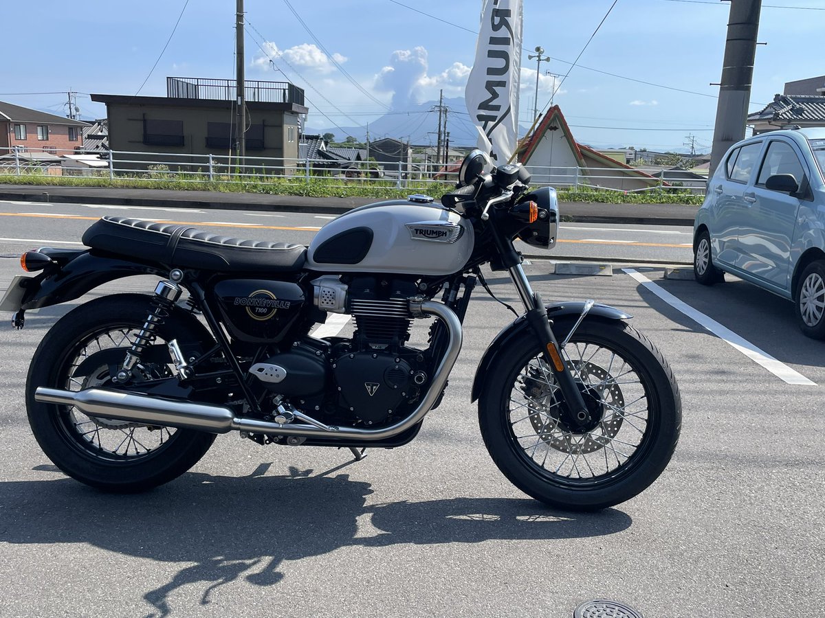 triumphkagosima's tweet photo. ライトカスタムなT100作成しました🏍️
店内で展示販売中です！
純正然としていながらのカフェスタイルで、らしさを無くさずに作ってみました。
お尻を短くするカスタムが多い中ボリュームのあるフェンダーは残しています。
もちろんここからの追加作業も大歓迎です🙆‍♂️
お気軽にご覧になられてください♪ https://t.co/CiMnu5jaEg