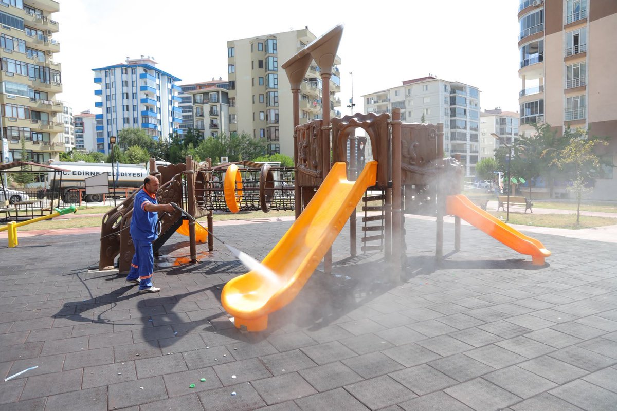 EdirneBel's tweet photo. Kentimizin ortak kullanım alanlarında temizlik çalışmalarımızı sürdürüyoruz.

Temizlik İşleri Müdürlüğü ekiplerimiz, parklarımız ve yeşil alanlarımızda düzenli temizlik çalışmalarına devam ediyor.

Kentimizin her köşesini özenle korumak için çalışıyoruz. https://t.co/QUeSgAwTYC