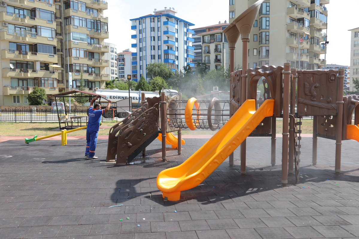 EdirneBel's tweet photo. Kentimizin ortak kullanım alanlarında temizlik çalışmalarımızı sürdürüyoruz.

Temizlik İşleri Müdürlüğü ekiplerimiz, parklarımız ve yeşil alanlarımızda düzenli temizlik çalışmalarına devam ediyor.

Kentimizin her köşesini özenle korumak için çalışıyoruz. https://t.co/QUeSgAwTYC